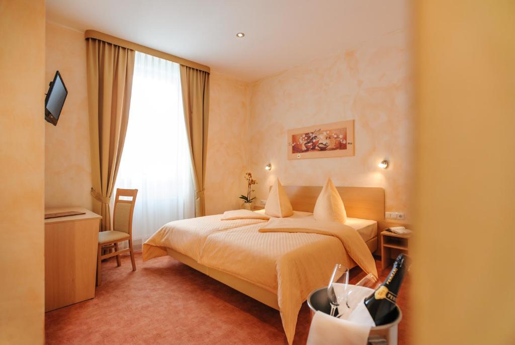 Hotel Mediterraneo Neustadt an der Weinstraße الغرفة الصورة